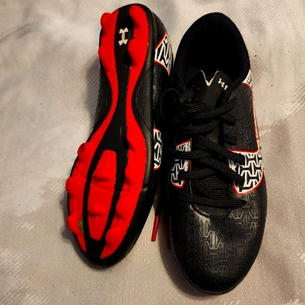 Like New Boys Under Armour Baseball Cleats. Sharp looking Great fit.Size 1 Boys‎
